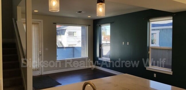 Building Photo - 711 Roberts St
