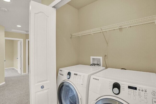 Building Photo - Low-Maintenance Northgate Home with Loft, Fireplace, and Mountain Views