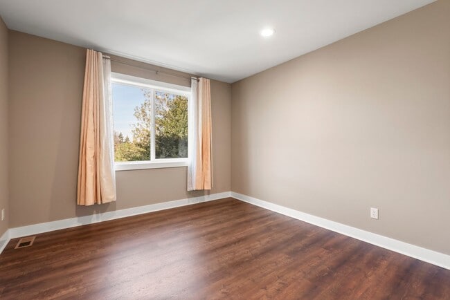 Building Photo - Amazing 4 beds/ 2.5 baths house in North Benson Hill/Renton.