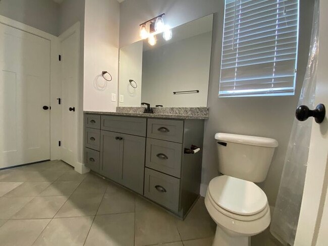 Building Photo - Beautiful 3 Bed 2 Bath in Madison - Newer Construction