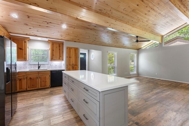 Building Photo - 21 Riverbank Dr