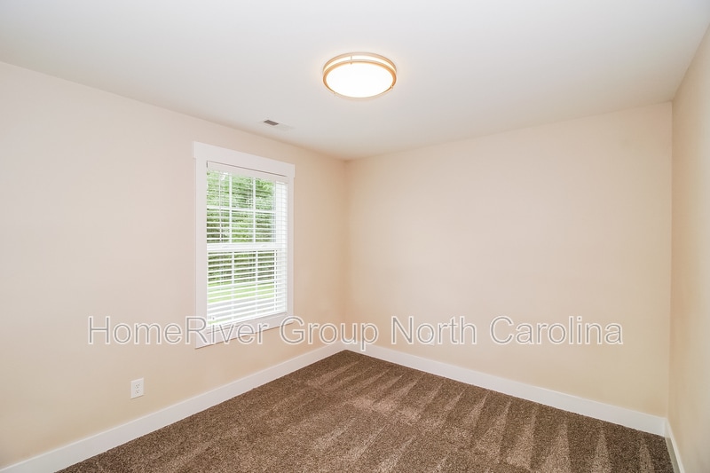 Building Photo - 2569 33rd Ave NE