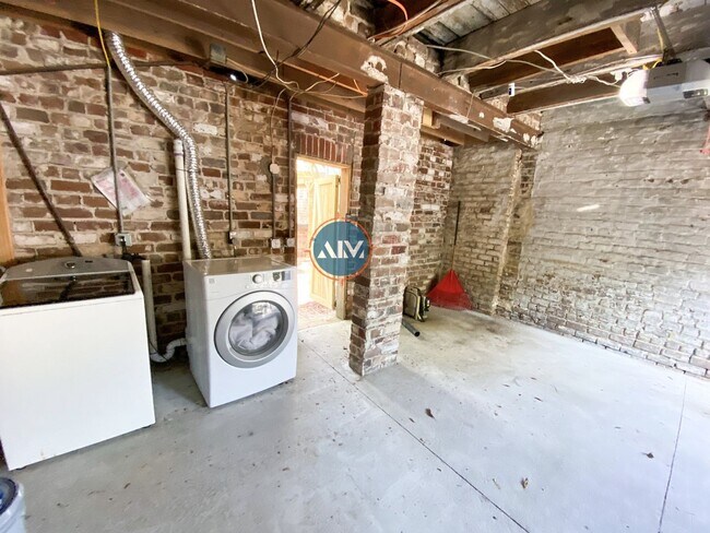 Building Photo - 208 ET