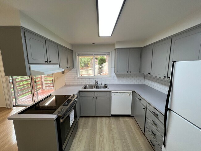 Building Photo - 295/297 Coachman Dr