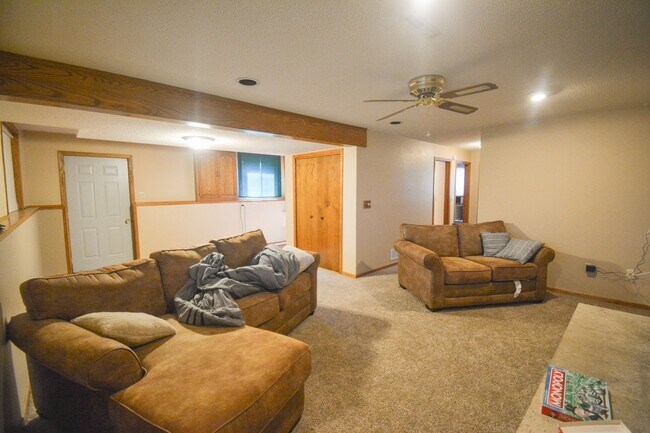 Building Photo - End-of-Cul de Sac 4 Bed 2 Bath Available f...