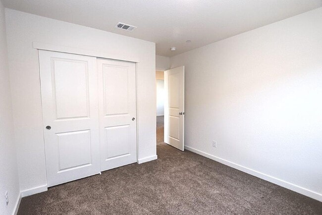 Building Photo - Beautiful Lincoln Home Available in May!