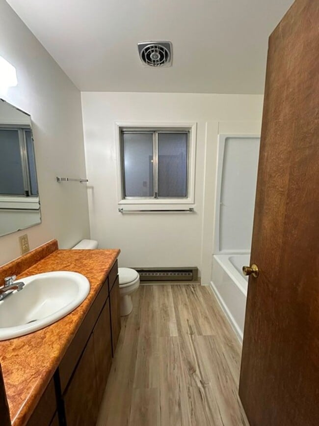 Building Photo - Upstairs 2 bedroom in a 4-Plex