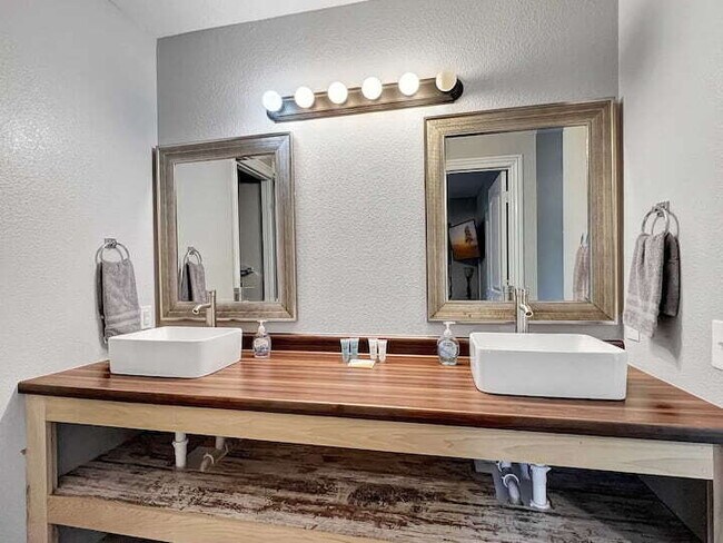 Building Photo - FULLY FURNISHED 2BR Condo