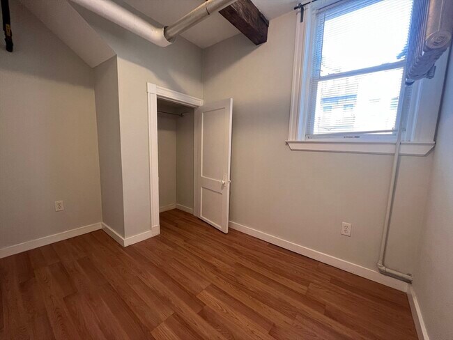Building Photo - 7 Sherborn Ct