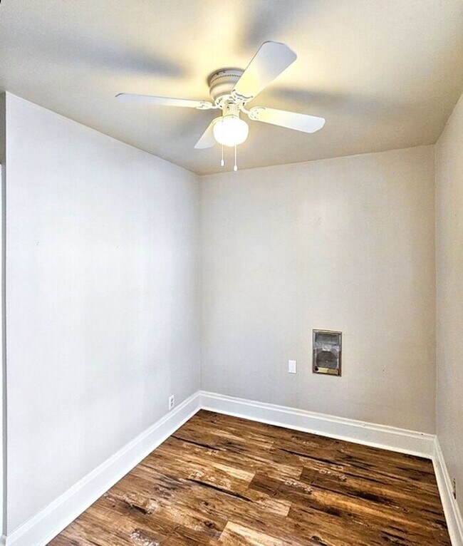 Building Photo - Spacious 3-Bedroom 1 Bathroom Apartment Ne...