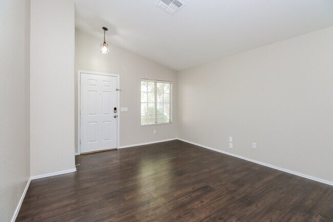 Building Photo - 1161 E Lakeview Dr