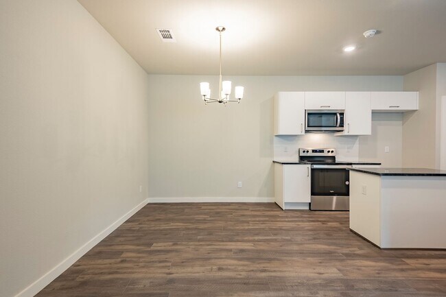 Building Photo - AVAILABLE NOW! GORGEOUS 4 BEDROOM DUPLEX L...