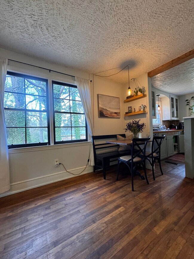 Building Photo - Cozy Two-Bedroom Furnished Bungalow