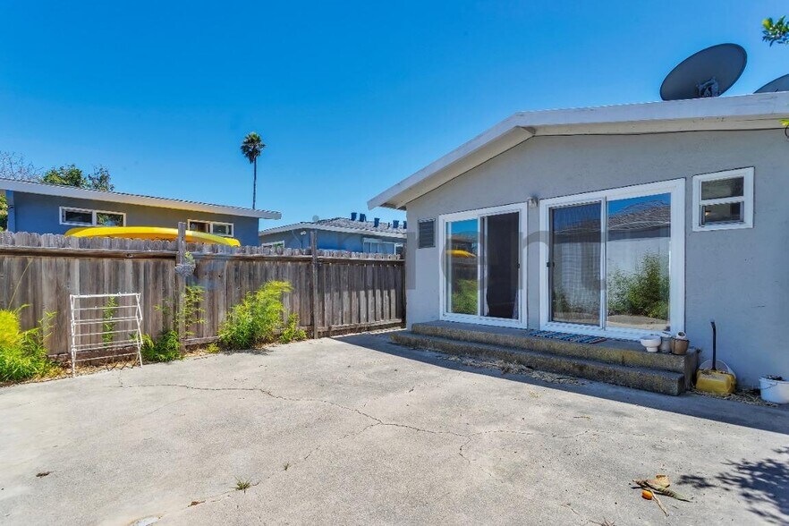 Building Photo - Unit