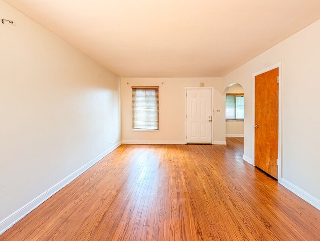 Building Photo - 631 Balmoral Ave