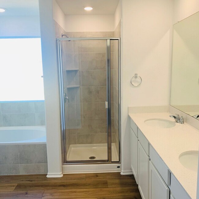 Building Photo - 4 Bed 2 Bath in Jarrell, TX