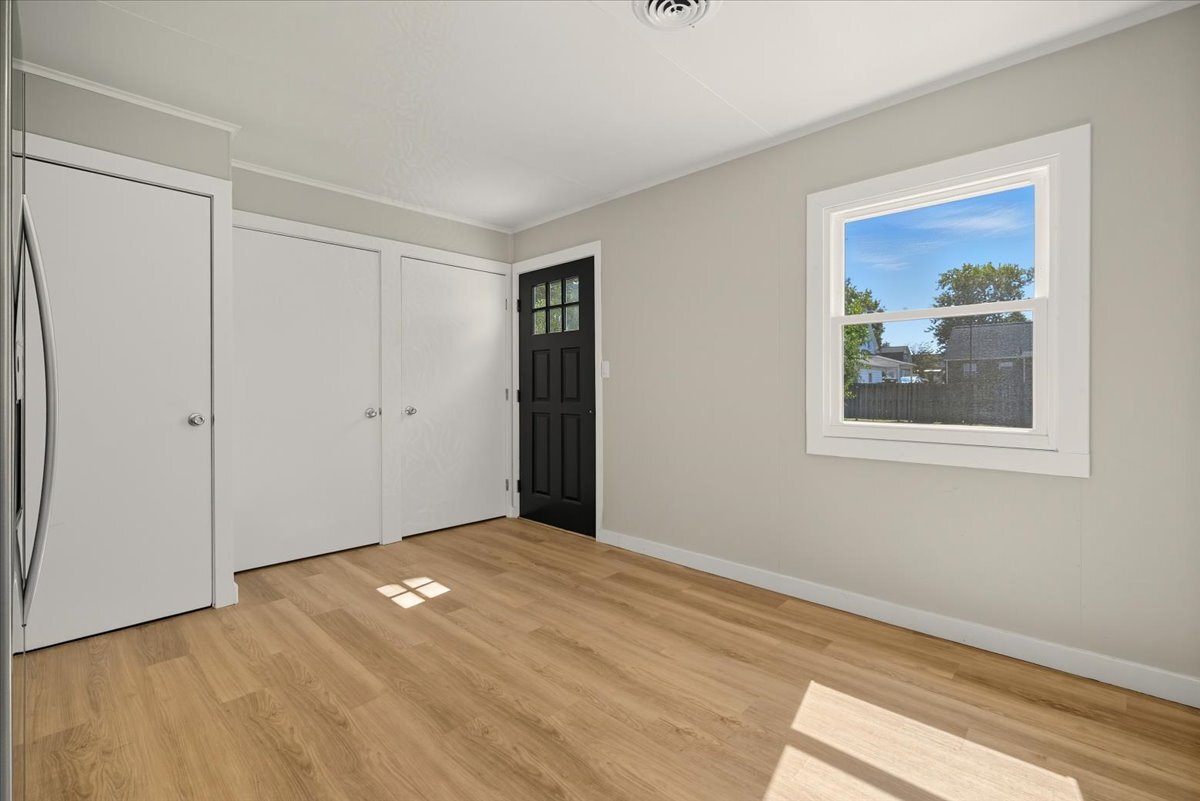 Building Photo - 710 E Chestnut St