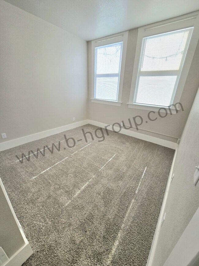 Building Photo - 715 57th St