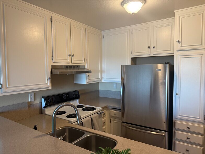 Building Photo - 6930 Hyde Park Dr