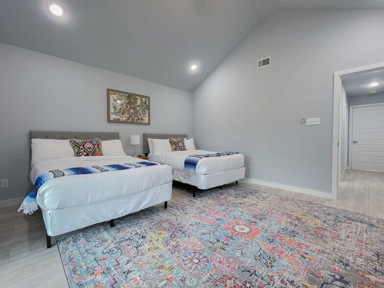 Building Photo - 1413 Santa Monica St