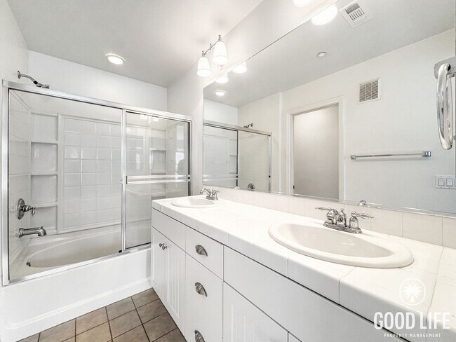 Building Photo - Beautiful 2B/2.5BA Townhouse in Oceanside w/ Washer/Dryer, Attached Garage, and AC!