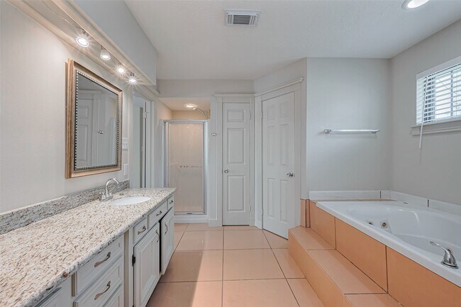 Building Photo - 2727 Raintree Dr