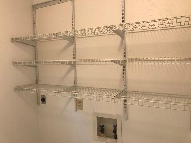 Building Photo - $500 OFF FIRST MONTH RENT IF MOVE IN BY 8/...