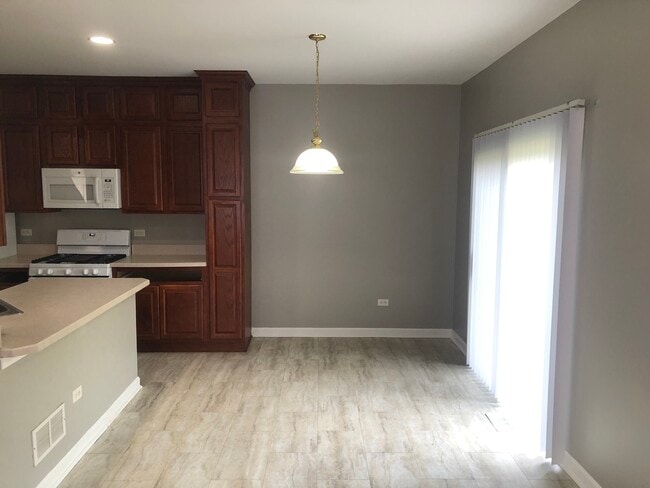 Building Photo - 671 Fieldcrest Dr