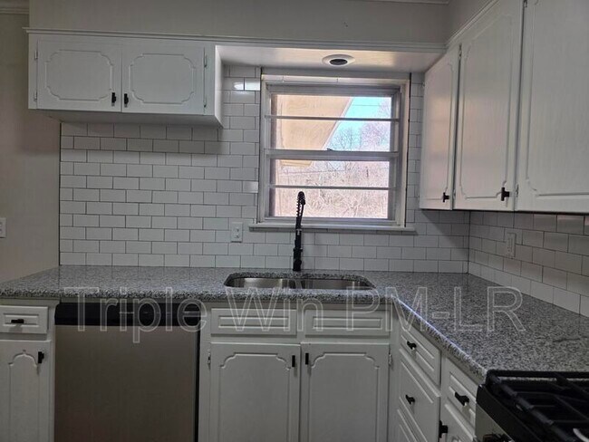 Building Photo - 1413 Nannette St