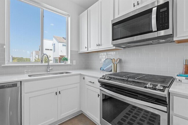 Building Photo - 801 N Bluff Dr