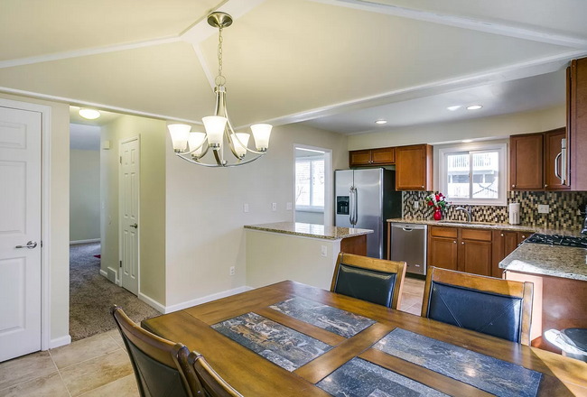 Building Photo - Stunning 3Bed 3Bath W/ Moutain views and u...