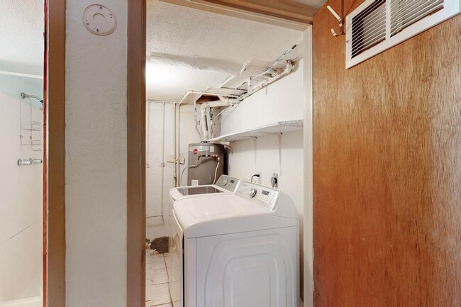 Building Photo - Charming 3 bedroom, 2 bath home in Central El Paso! Special No admin fee, $29 application fee!