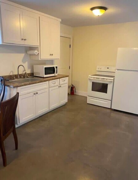 Building Photo - 910 Lewis Dr