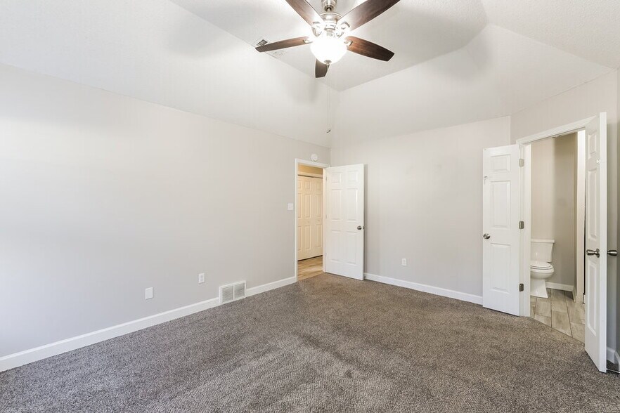 Building Photo - 5975 Cottage Hill Dr