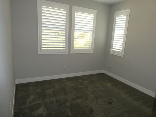 Building Photo - 5 Bedroom Home for Rent in Santa Clarita!