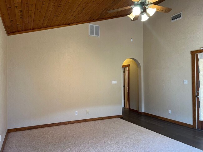 Building Photo - ** Spacious Retreat in Terra Estates II **