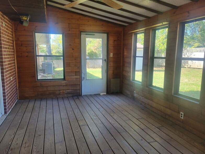 Building Photo - 1612 Lucks Rd