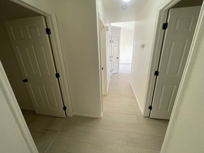 Building Photo - Fresh remodel in quiet neighborhood!  Comm...