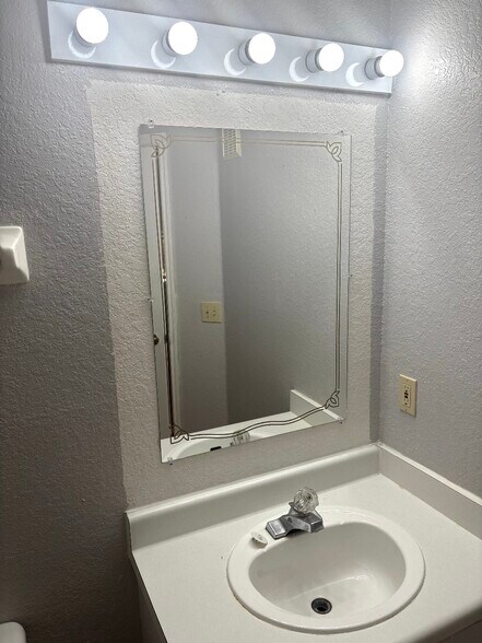 Building Photo - 4240 Summer Landing Dr