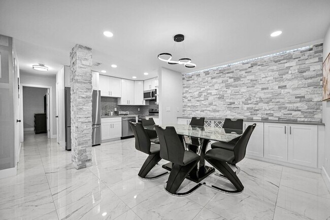 Building Photo - 6279 Bay Club Dr