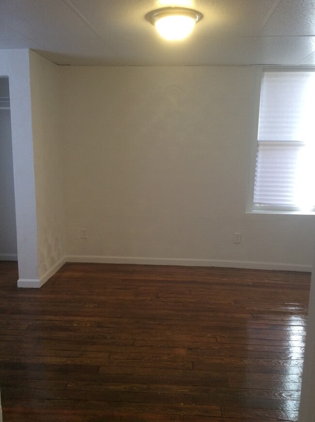 Building Photo - 3 Bedroom 1.5 Bath 1st Floor Apartment-York City SD