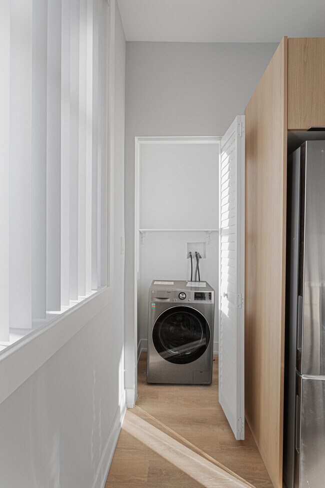 Building Photo - 7421 N Clark St