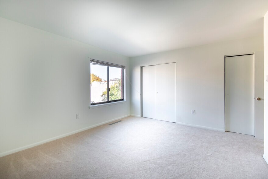 Building Photo - 327 Monroe St