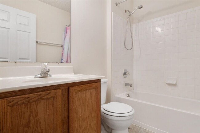 Building Photo - Beautiful End-Unit Townhome for Rent