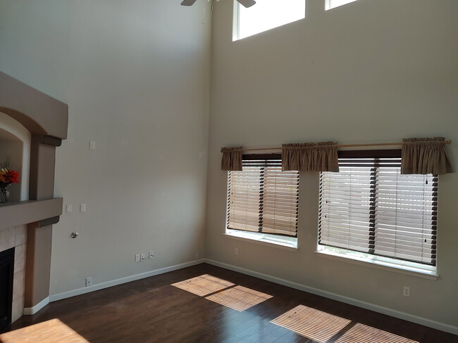 Family room high ceiling - 3544 Plano Vista Rd NE