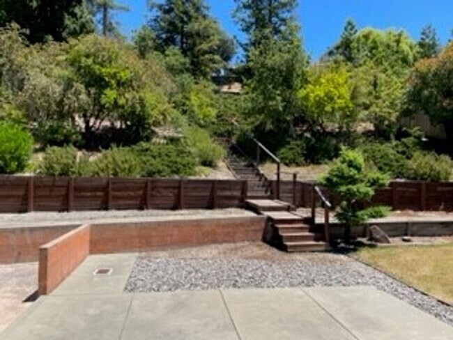 Building Photo - -Spacious 4 Bed 2.5 Bath, House, with Hew Hardwood Floors throughout -