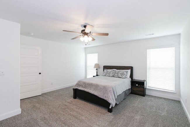 Building Photo - Like New Beautiful 3/2 Home in Gentry