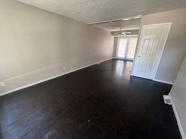 Building Photo - Cozy 3-bedroom, 1-bath
