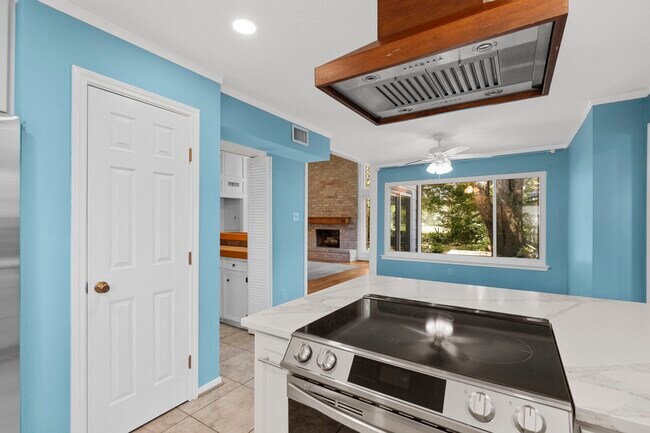 Building Photo - 3174 La Quinta Dr