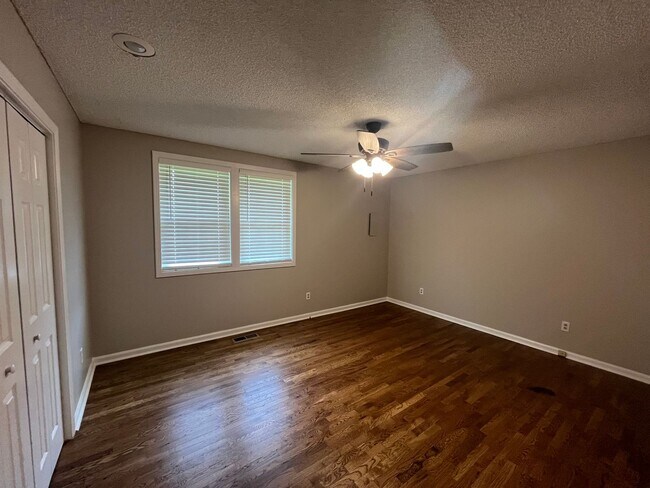 Building Photo - For Lease - 3 Bed, 1 Bath Home in the Hear...